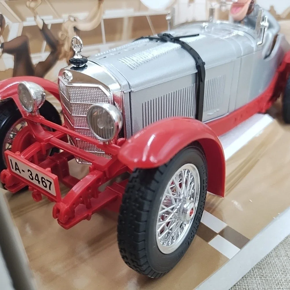 Bburago 1:18 Scale Diecast Goofy Disney Mercedes Benz SSKL Burago Silver Red